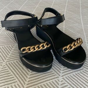 Guess black leather chunky platform sandals gold curb chain toe accent size 9